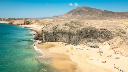 Plaża Papagayo na Lanzarote robi wrażenie. Ta wyspa nie jest tak popularna jak Teneryfa , Gran Canaria czy Fuerteventura, choć w ostatnich latach zainteresowanie nią wzrosło
