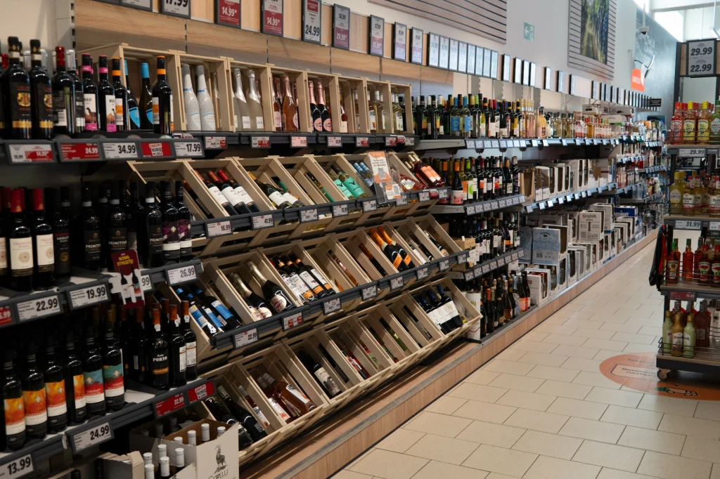 Tzw. mapa drogowa podatku akcyzowego przewiduje znaczące wzrosty stawek podatku, które mogą doprowadzić do podwyżek cen alkoholu. Zdj. ilustracyjne