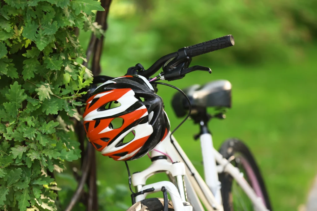 Wchodzi obowiązek jazdy w kasku na rowerze i hulajnodze dla dzieci i młodzieży do 16. roku życia Wchodzi obowiązek jazdy w kasku na rowerze i hulajnodze dla dzieci i młodzieży do 16. roku życia