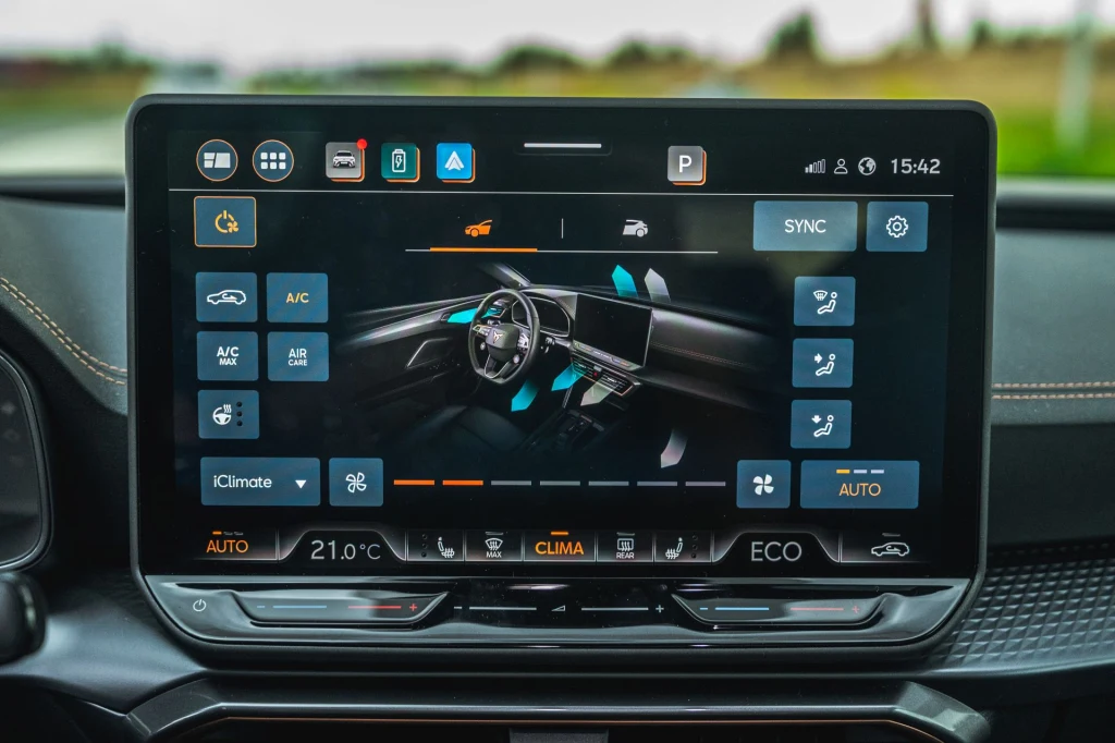 Klimatyzację można obsługiwać za pomocą ekranu multimediów. Temperaturę wciąż regulujemy za pomocą dotykowych pól. Po modernizacji wreszcie stały się one podświetlane. Centralny wyświetlacz samochodu z rozbudowanym panelem sterowania klimatyzacją, opcjami ustawień nawiewu, temperatury oraz synchronizacji, na ekranie widoczna jest graficzna prezentacja kabiny samochodu i ikony funkcji dodatkowych