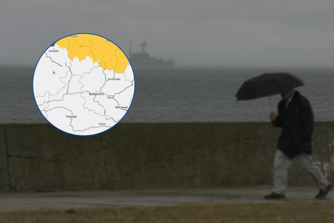 W nocy z piątku na środę nad morzem synoptycy spodziewają się wichury i ulewy. IMGW wydał alert pierwszego stopnia w wielu powiatach Sylwetka osoby idącej z parasolem wzdłuż betonowego muru podczas deszczowej aury, w tle widoczne morze oraz zarys statku, w lewym górnym rogu wstawiona mapa z zaznaczonym pomarańczowym obszarem regionu na północy Polski.