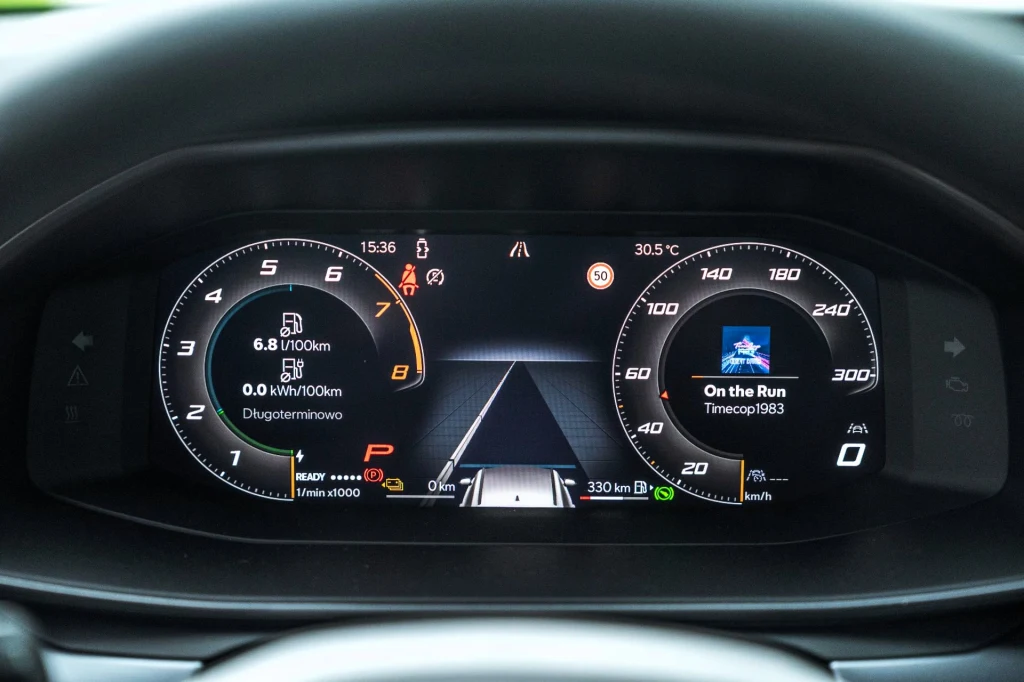 10,25-calowy ekran wskaźników został wyposażony w nowy interfejs. Nowoczesny cyfrowy panel zegarów samochodowych z centralnym wyświetlaczem pokazującym parametry jazdy, informacje o prędkości, obrotach silnika, zasięgu paliwa i aktualnie odtwarzanej muzyce.