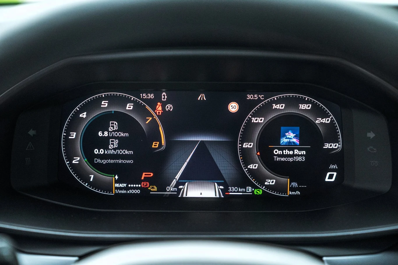 10,25-calowy ekran wskaźników został wyposażony w nowy interfejs. Nowoczesny cyfrowy panel zegarów samochodowych z centralnym wyświetlaczem pokazującym parametry jazdy, informacje o prędkości, obrotach silnika, zasięgu paliwa i aktualnie odtwarzanej muzyce.