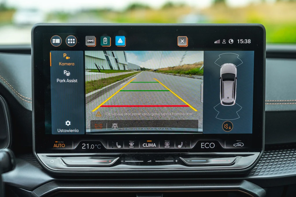 Na pochwałę zasługuje niezła jakość kamery cofania. Ekran systemu cofania w samochodzie wyświetlającym obraz z kamery tylnej wraz z liniami pomocniczymi oraz graficzną wizualizacją pojazdu, liczne ikony systemowe i cyfrowy wskaźnik temperatury oraz klimatyzacji.
