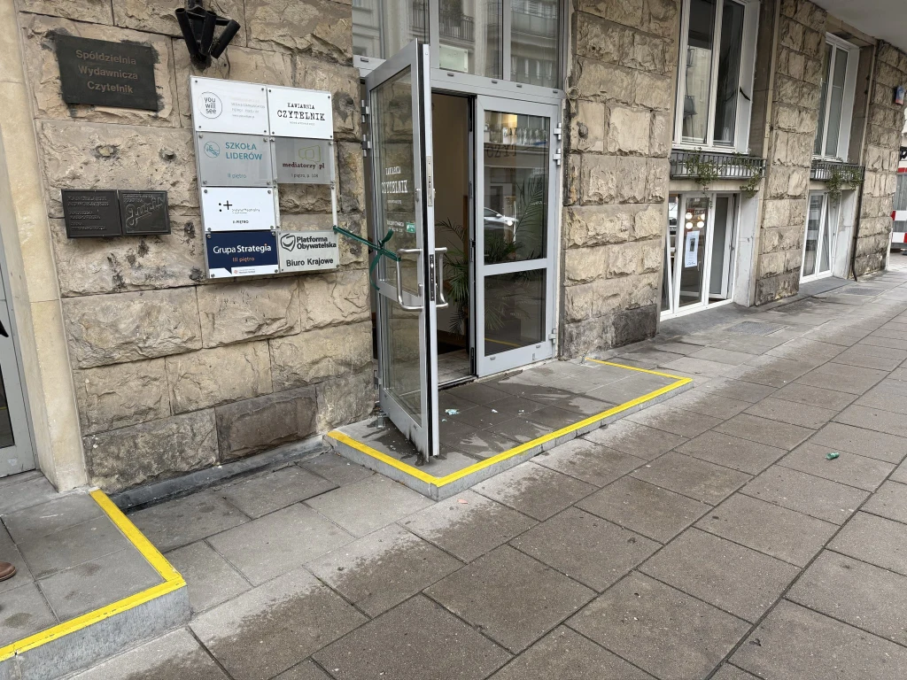 Witold Zembaczyński przekazał informację o incydencie przed biurem PO w Warszawie