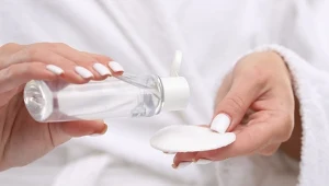 Sprawdzone triki na plamy z makijażu, które uratowały mi niejedną bluzkę