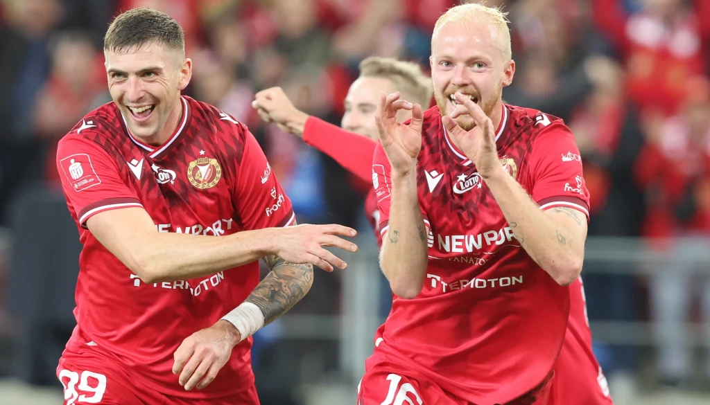 Sebastian Bergier (z lewej) i Peter Therkildsen fetują pierwszą bramkę dla Widzewa za trenerskiej kadencji Igora Jovicevicia 