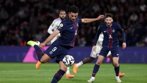 Sześć goli i potknięcie PSG. Hit we Francji, w roli głównej klub Polaka