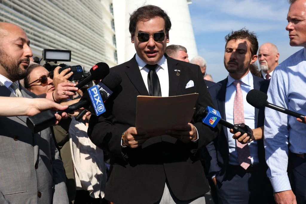 George Santos, zagorzały zwolennik Trumpa, przyznał się w 2024 roku do zarzutów oszustwa elektronicznego i kradzieży tożsamości George Santos, zagorzały zwolennik Trumpa, przyznał się w 2024 roku do zarzutów oszustwa elektronicznego i kradzieży tożsamości