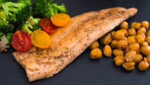 Łosoś jak z najlepszej restauracji – w wersji miodowo-czosnkowej z ciecierzycą