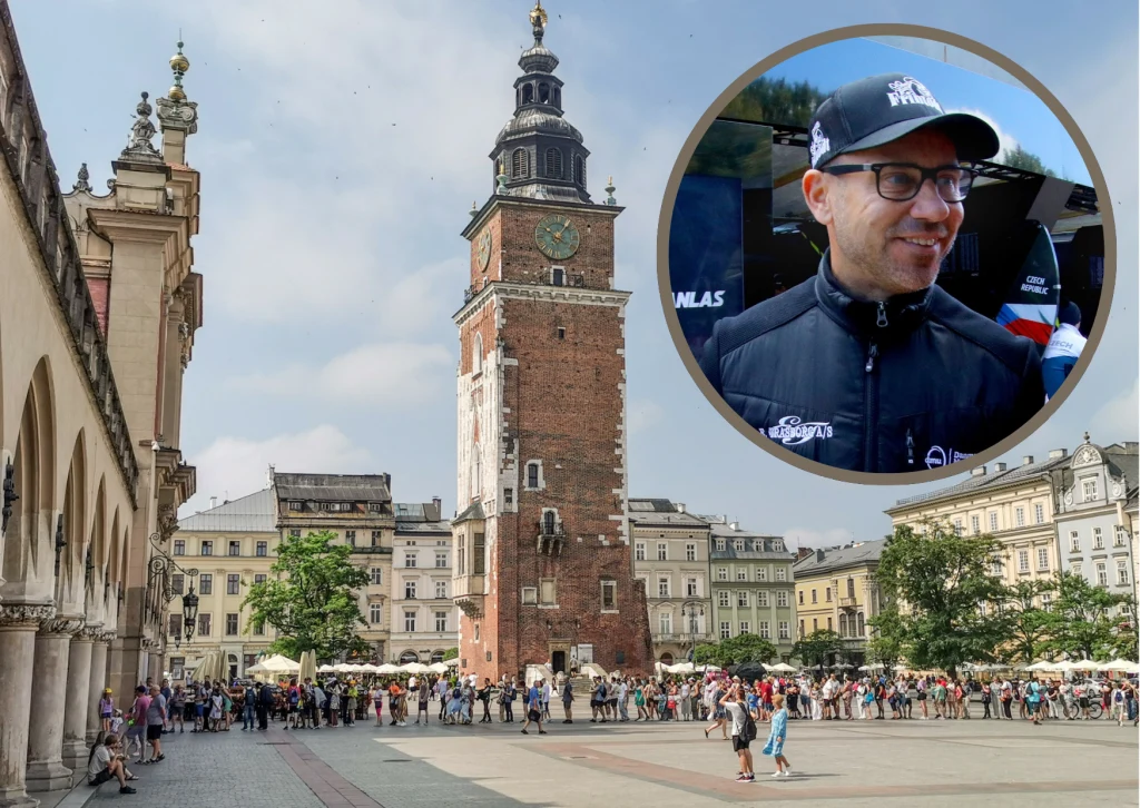 Wieża Ratuszowa na krakowskim Rynku Głównym otoczona przez tłum ludzi, na niebie kilka chmur, wokół historyczna zabudowa miejska; w kole portret mężczyzny w sportowej czapce i okularach, ubranego w ciemną kurtkę.