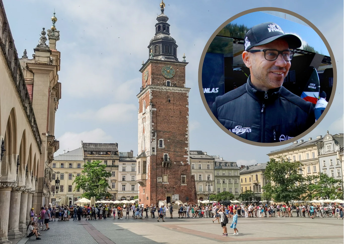 Wieża Ratuszowa na krakowskim Rynku Głównym otoczona przez tłum ludzi, na niebie kilka chmur, wokół historyczna zabudowa miejska; w kole portret mężczyzny w sportowej czapce i okularach, ubranego w ciemną kurtkę.