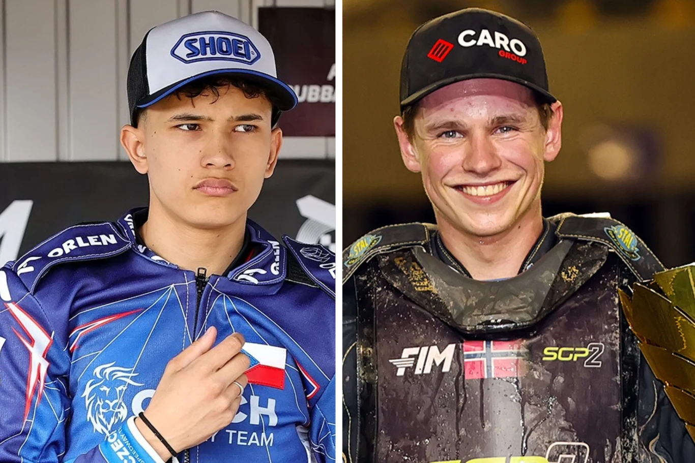 Dwóch młodych mężczyzn ubranych w sportowe stroje żużlowe oraz czapki z daszkiem, po lewej spokojny wyraz twarzy, po prawej szeroki uśmiech i widoczne szczęście, tło neutralne.