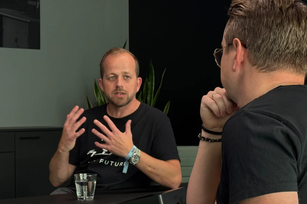 Rozmowa z André Thierigem, dyrektorem Giga Berlin. Spotkaliśmy się w siedzibie fabryki, by porozmawiać o kulisach jej działania i roli Polaków w zespole Tesli