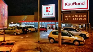 Parkowanie nocą pod Lidlem lub Biedronką. Czy grozi mandat albo odholowanie?