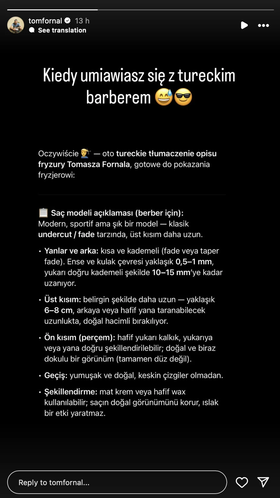 Tomasz Fornal po przeprowadzce do Turcji napotkał pierwszy poważny problem Czarny ekran z białym tekstem zawierającym żartobliwy komentarz oraz szczegółowy opis fryzury męskiej według modelu nowoczesnego, zaczesanego do tyłu, z dokładnym tłumaczeniem instrukcji dla tureckiego fryzjera.