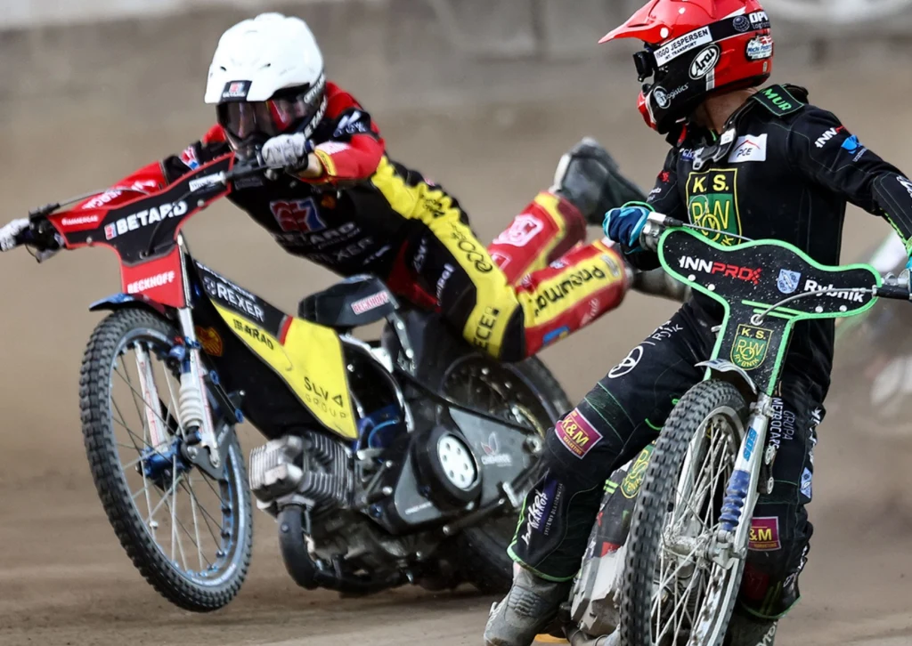 Biegi z udziałem Nickiego Pedersena, to emocje gwarantowane. Zawsze ktoś leży na torze. Biegi z udziałem Nickiego Pedersena, to emocje gwarantowane. Zawsze ktoś leży na torze.