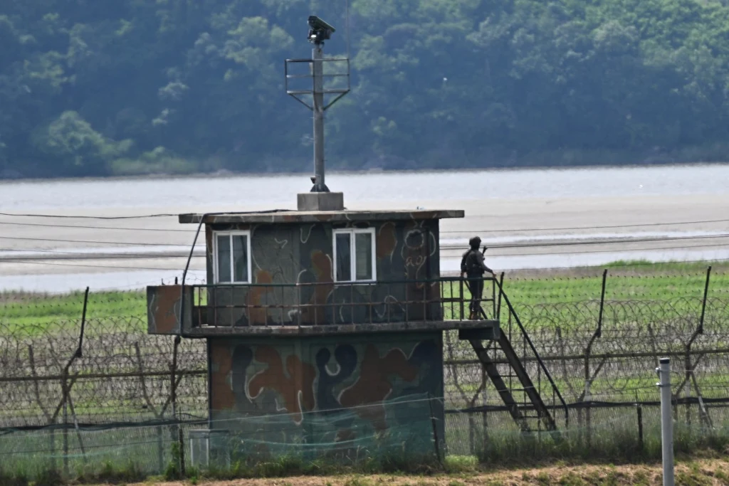 Żołnierz z Korei Północnej uciekł z kraju przez południową granicę Żołnierz z Korei Północnej uciekł z kraju przez południową granicę