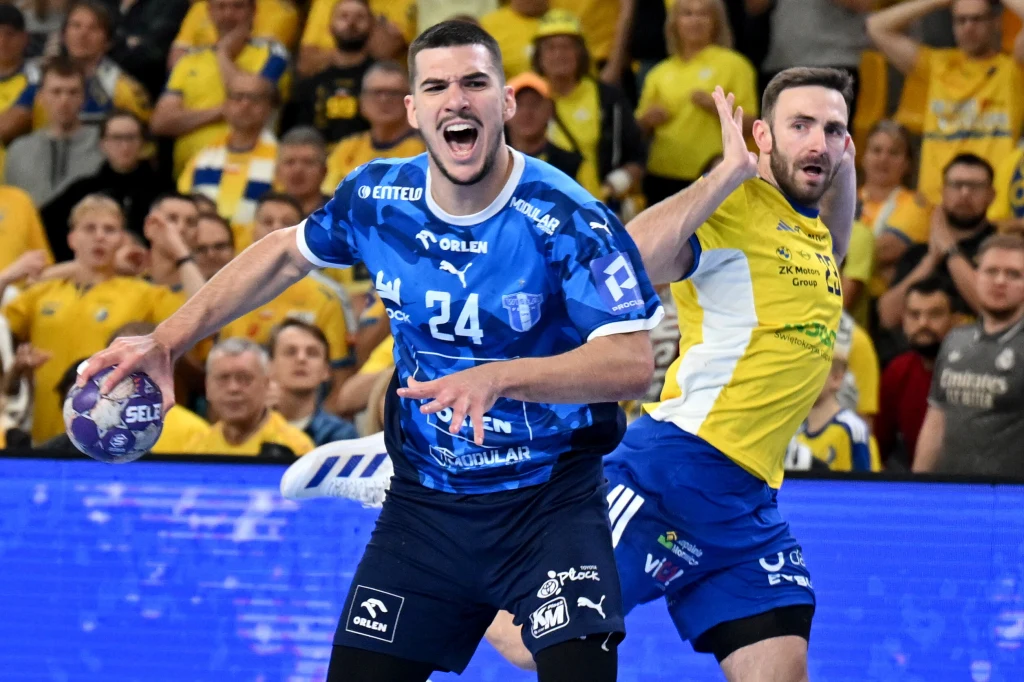 Gergo Fazekas (z piłką) i Arkadiusz Moryto w meczu Industrii Kielce z Orlenem Wisłą Płock Gergo Fazekas (z piłką) i Arkadiusz Moryto w meczu Industrii Kielce z Orlenem Wisłą Płock