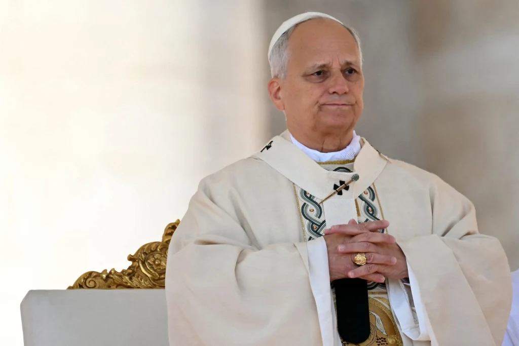 Papież Leon XIV podczas mszy kanonizacyjnej Papież Leon XIV podczas mszy kanonizacyjnej