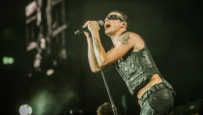 Yungblud rzucił się w tłum ze złamaną nogą, jadąc na wózku inwalidzkim. "Jest absolutnie szalony"