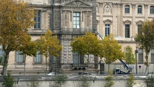Francja. Kradzież w Luwrze. Przed muzeum znaleziono jeden ze zrabowanych klejnotów 