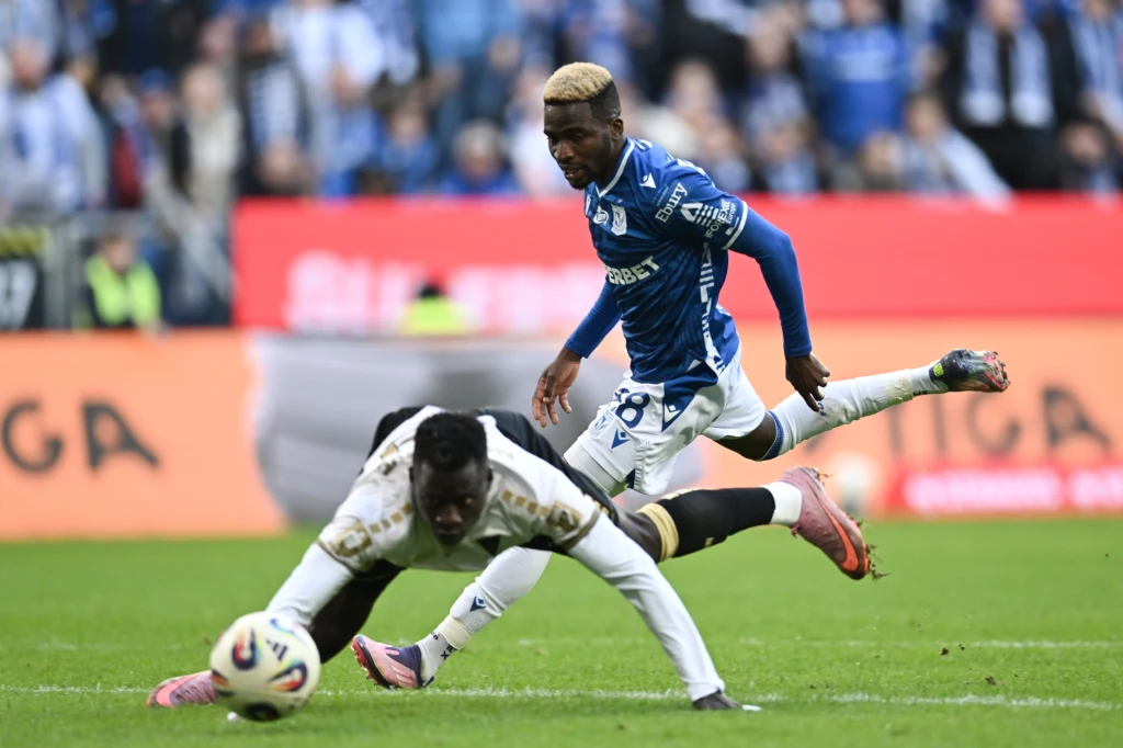 Lech Poznań - Pogoń Szczecin. Taofeek Ismaheel (w niebieskiej koszulce) i Mor Ndiaye Lech Poznań - Pogoń Szczecin. Taofeek Ismaheel (w niebieskiej koszulce) i Mor Ndiaye