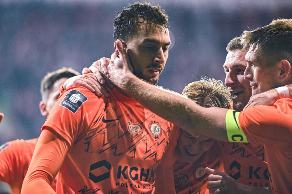 Leonardo Rocha (z lewej) odbiera gratulacja po zdobytej bramce. W tym momencie Legia przegrywała w Lubinie 0:2