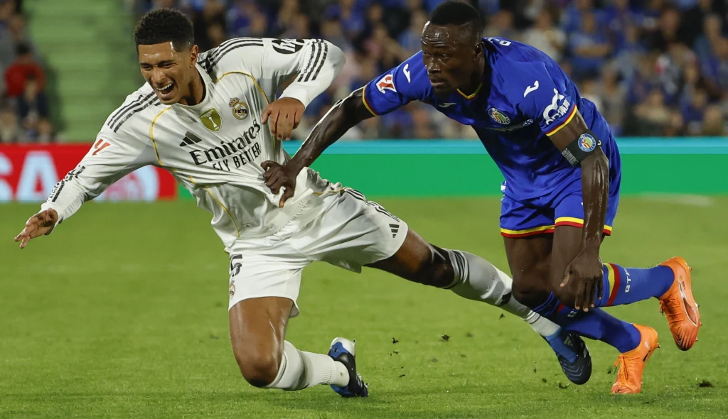 Jude Bellingham (z lewej) szybko zrozumiał, że w starciu z Getafe liczy się nie tylko boiskowa maestria