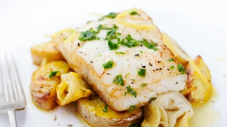 Halibut należy do chudych ryb. Jest cennym źródłem omega-3, witaminy B12 czy selenu