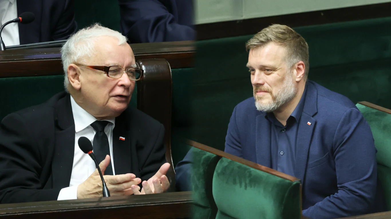 Jarosław Kaczyński i Adrian Zandberg Dwóch mężczyzn w marynarkach rozmawiających w sali obrad parlamentarnych, jeden z nich gestykuluje dłońmi, obaj siedzą przy zielonych ławach sejmowych.