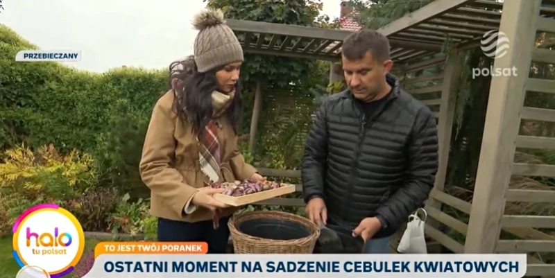 Ogrodnik Hubert Lamański pokazywał Annie Rubaj, jak sadzić rośliny cebulowe w stylu "lasagne"
