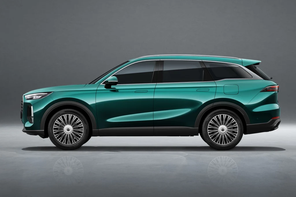 Chery Tiggo 9 ma 4,81 m długości. Rozstaw osi to 2,8 m. Zielony SUV nowoczesnej konstrukcji na jasnym tle, wyróżniający się aerodynamiczną sylwetką, dużymi alufelgami i przyciemnianymi szybami.