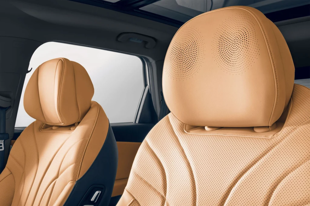 Na wyposażeniu znajdziemy także 14-głośnikowy system audio Sony. Głośniki są także ulokowane w zagłówku fotela kierowcy. dwa nowoczesne skórzane fotele samochodowe w jasnobeżowym kolorze z widocznymi perforacjami i zagłówkami, wnętrze samochodu prezentuje elegancki design oraz wysoką jakość wykończenia