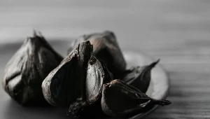 Fermentowany czosnek zawiera nawet czterokrotnie więcej polifenoli niż świeży.