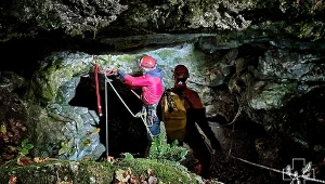 Zeszła na dno i nie mogła wrócić. Nocna akcja ratowników w jaskini