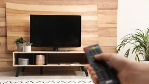 Jak ustawić telewizor w salonie? Te szczegóły mają znaczenie