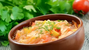 Dietetyczna zupa kapuściana na odchudzanie. Idealna na jesienny obiad