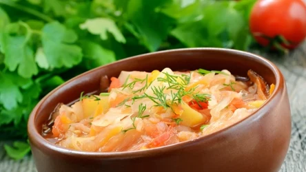 Zupa kapuściana to dobry pomysł na dietetyczny i sycący obiad na jesień 