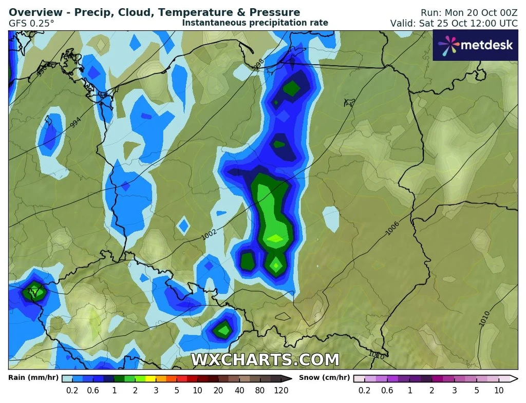 Kolorowa mapa obrazująca natężenie opadów atmosferycznych w Polsce i na pograniczu państw ościennych, z zaznaczonymi strefami intensywnych opadów deszczu w centralnej części mapy oraz skalą wartości w milimetrach na dole.