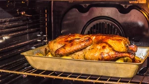Mama od 30 lat robi kurczaka na butelce. Jest soczysty i chrupie, aż miło