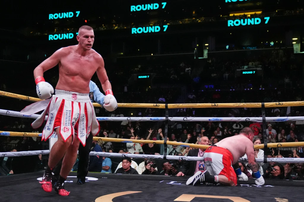 Damian Knyba po tym, jak rzucił na deski Joeya Dawejkę Damian Knyba po tym, jak rzucił na deski Joeya Dawejkę