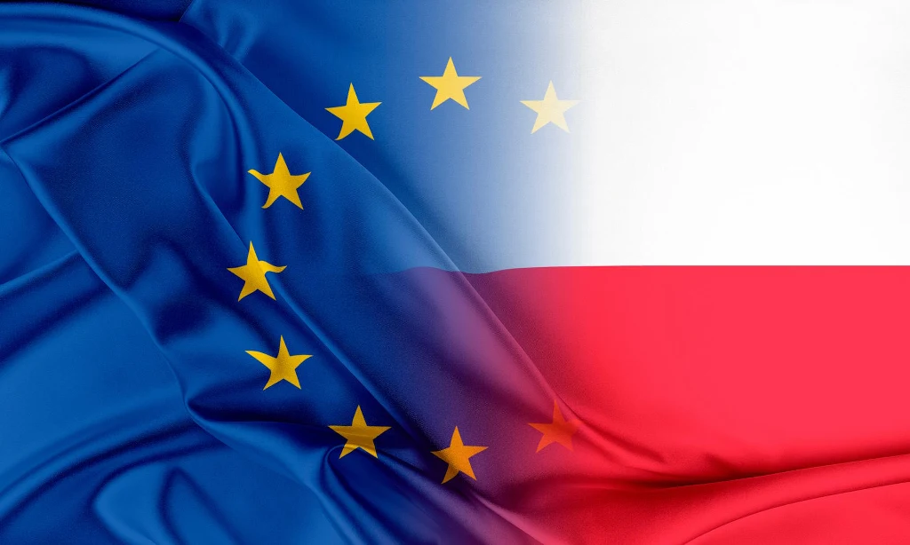 Połączone flagi Unii Europejskiej i Polski, łączące niebieskie tło z żółtymi gwiazdami oraz biało-czerwone pasy, symbolizujące integrację Polski z Unią Europejską.