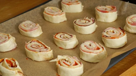 Chrupiące przekąski a la pizza świetnie sprawdzą się na wszystkich imprezach 