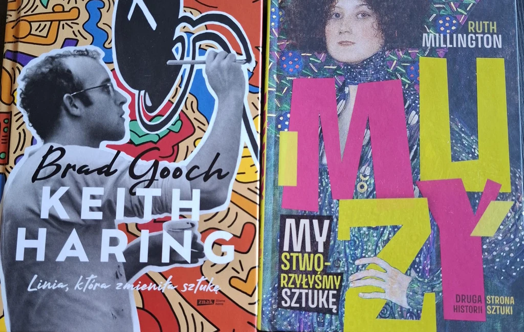Brad Gooch, "Keith Haring. Linia, która zmieniła sztukę"; Ruth Millington, "Muzy. My stworzyłyśmy sztukę" Dwie książki o sztuce, po lewej okładka biografii Keitha Haringa autorstwa Brada Goocha z czarno-białym portretem artysty na tle jego kolorowych prac, po prawej książka Ruth Millington z wizerunkiem kobiety i dużym napisem MUZY na tle obrazu w stylu se...