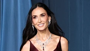 Demi Moore w burgundowej sukni od Prady skradła show podczas gali Muzeum Akademii