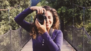 Zawsze źle wychodzisz na zdjęciach? Oto trzy genialne triki od fotografki