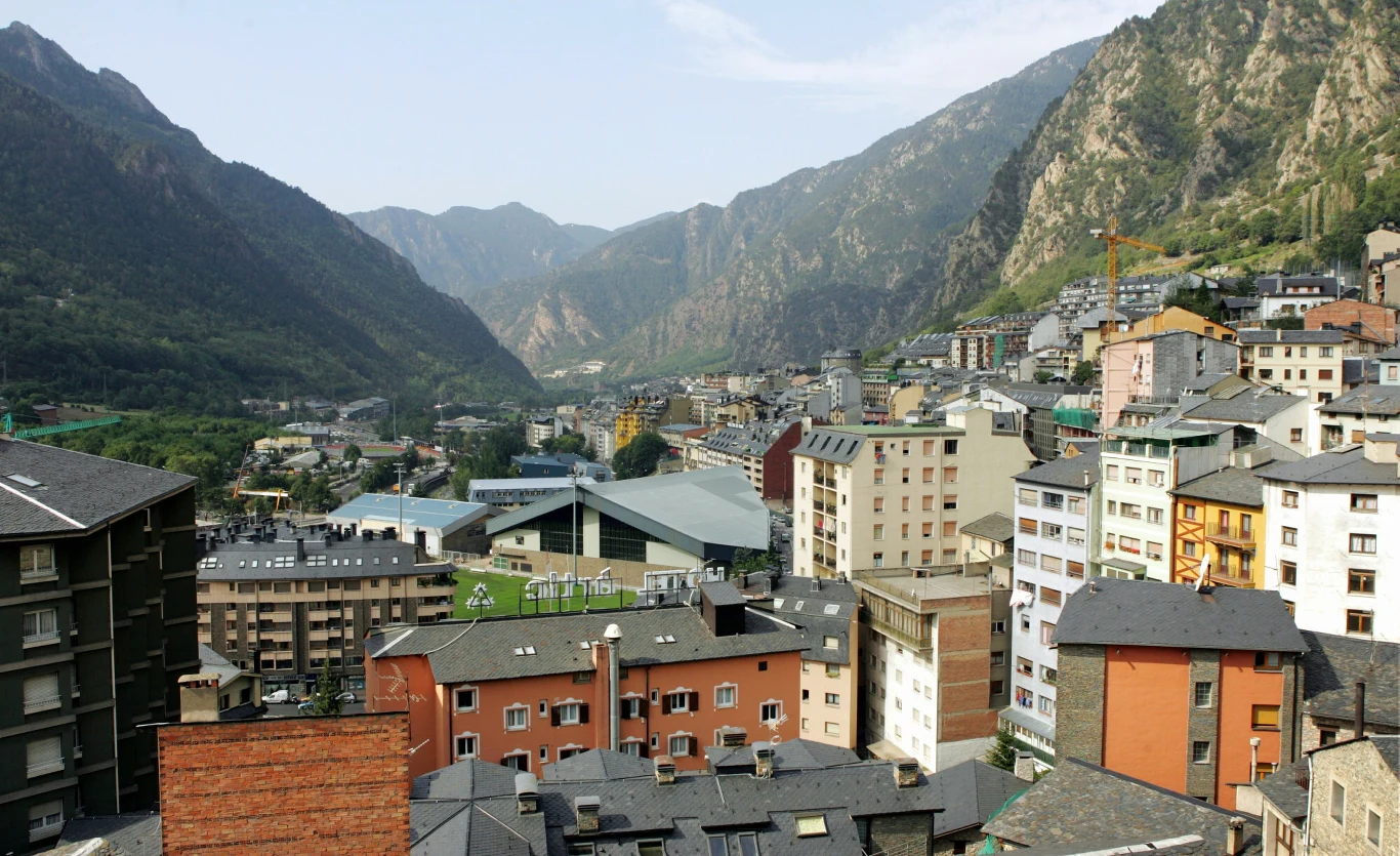 Andora może pochwalić się dobrze zorganizowaną siecią dróg i komunikacją autobusową. Andora może pochwalić się dobrze zorganizowaną siecią dróg i komunikacją autobusową.