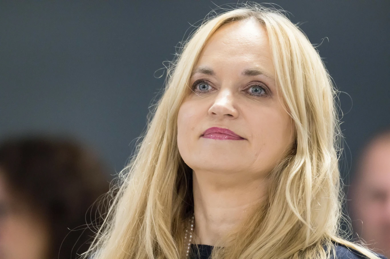 Minister zdrowia Jolanta Sobierańska-Grenda Minister zdrowia Jolanta Sobierańska-Grenda, długie blond włosy, niebieskie oczy, elegancka, w tle rozmyte postaci.
