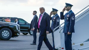 Donald Trump wysiadający z Air Force One w Palm Beach na Florydzie